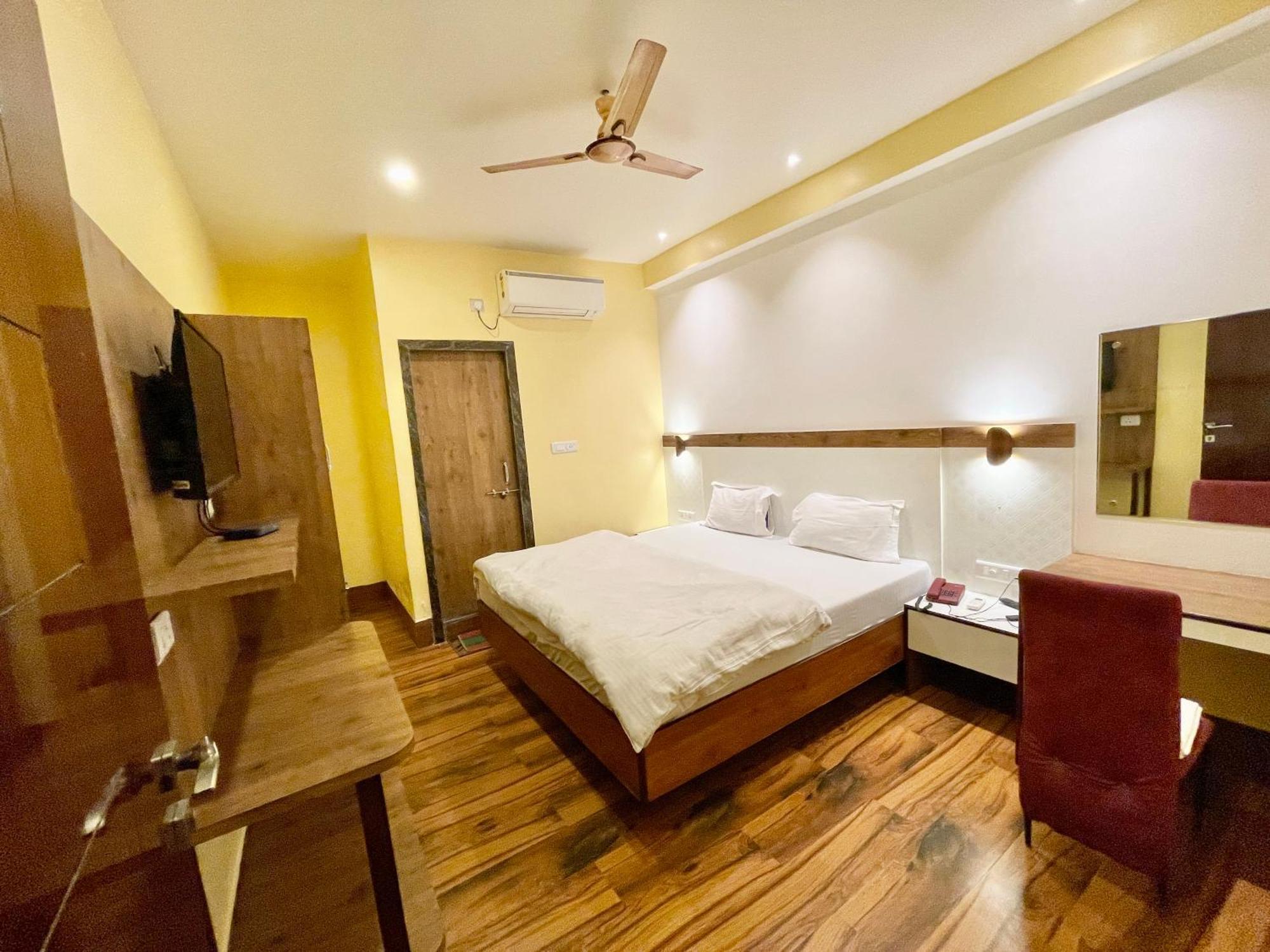 Hotel Shivam ! Varanasi होटल शिवम హోటల్ శివం ஹோட்டல் சிவம் Foreigner'S Choice ! Fully Air-Conditioned Hotel With Lift & Parking Availability, Near Kashi Vishwanath Temple, And Ganga Ghat, Best Hotel In Varanasi 2 Eksteriør billede