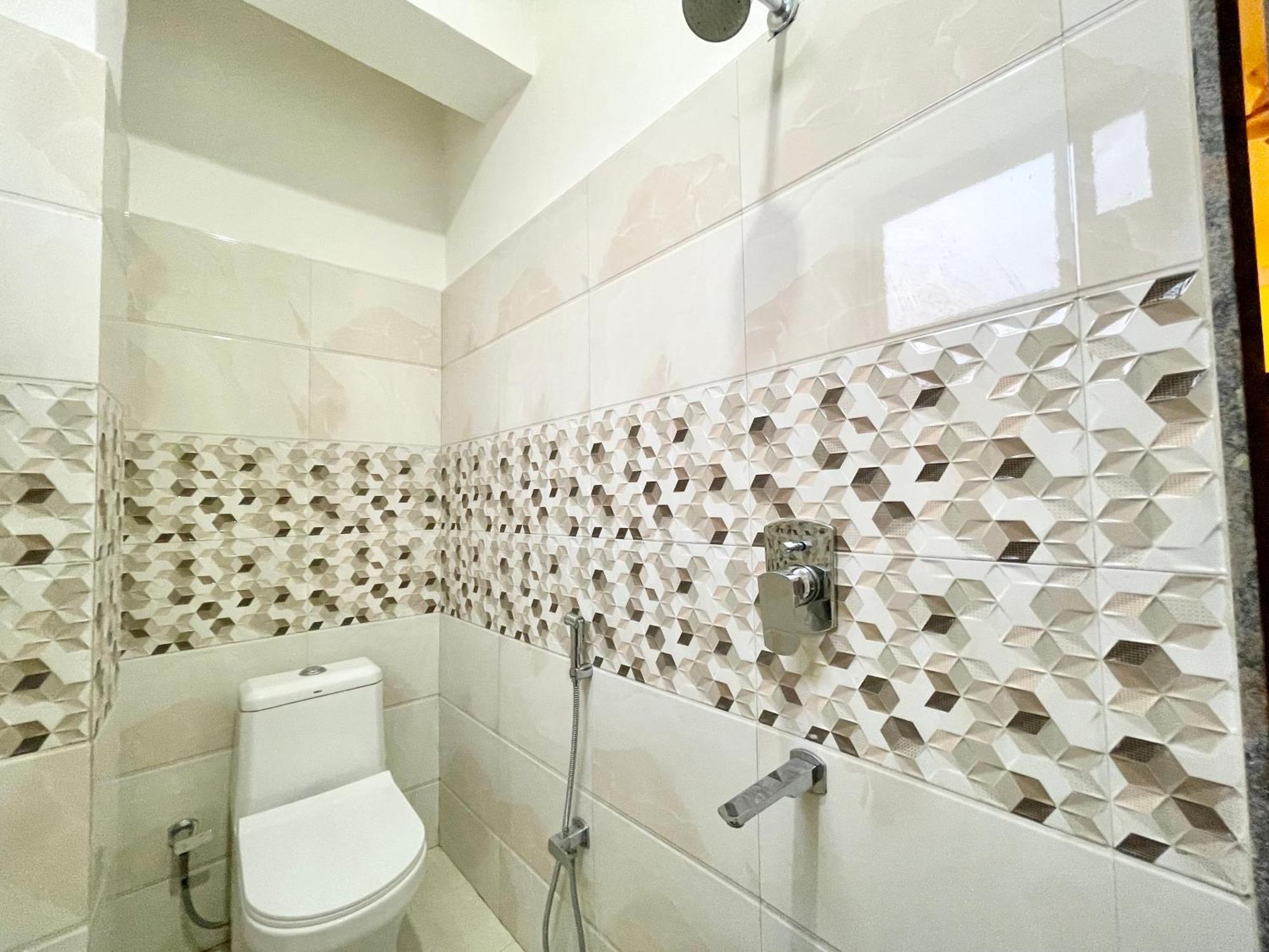 Hotel Shivam ! Varanasi होटल शिवम హోటల్ శివం ஹோட்டல் சிவம் Foreigner'S Choice ! Fully Air-Conditioned Hotel With Lift & Parking Availability, Near Kashi Vishwanath Temple, And Ganga Ghat, Best Hotel In Varanasi 2 Eksteriør billede