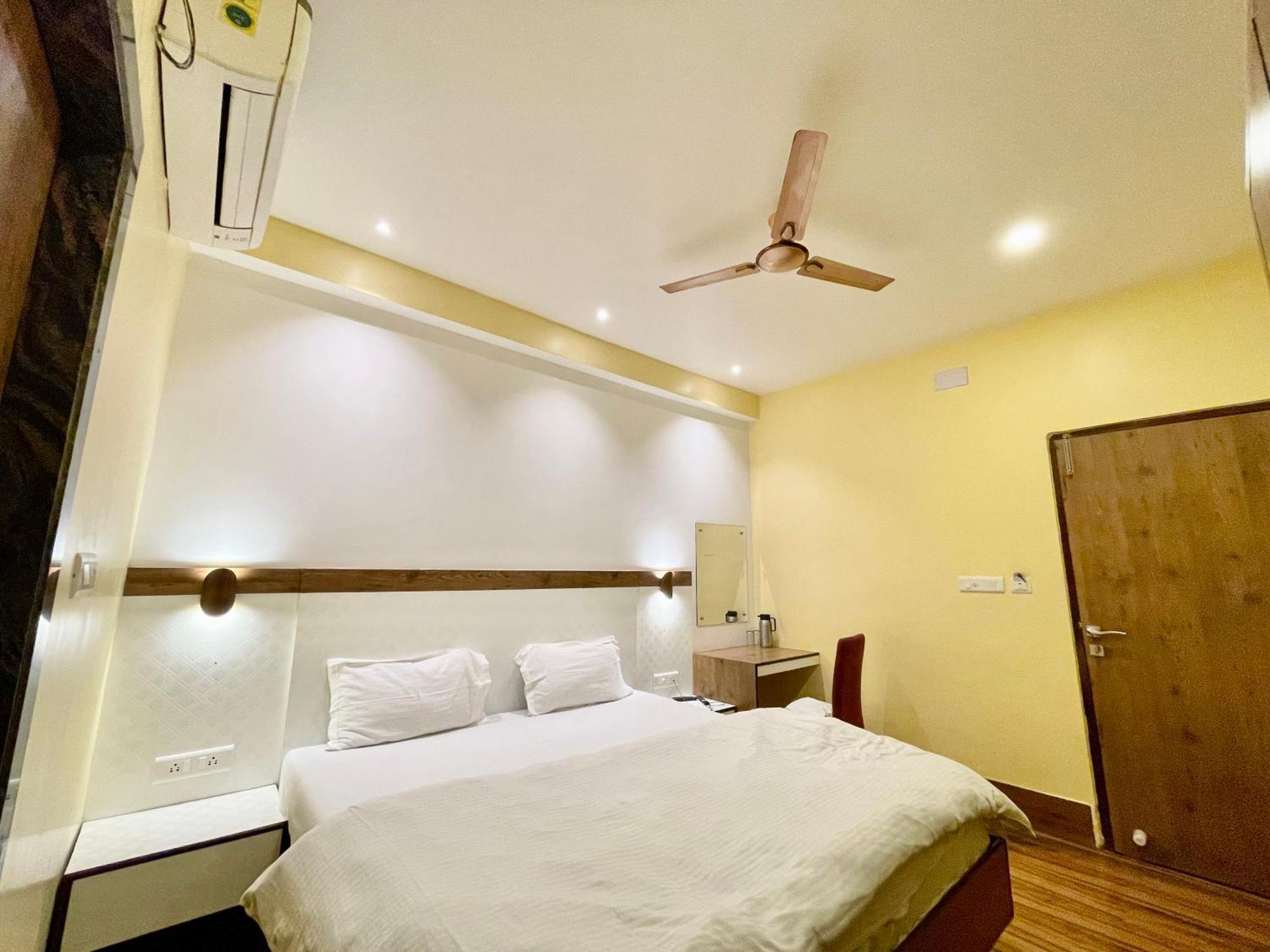 Hotel Shivam ! Varanasi होटल शिवम హోటల్ శివం ஹோட்டல் சிவம் Foreigner'S Choice ! Fully Air-Conditioned Hotel With Lift & Parking Availability, Near Kashi Vishwanath Temple, And Ganga Ghat, Best Hotel In Varanasi 2 Eksteriør billede