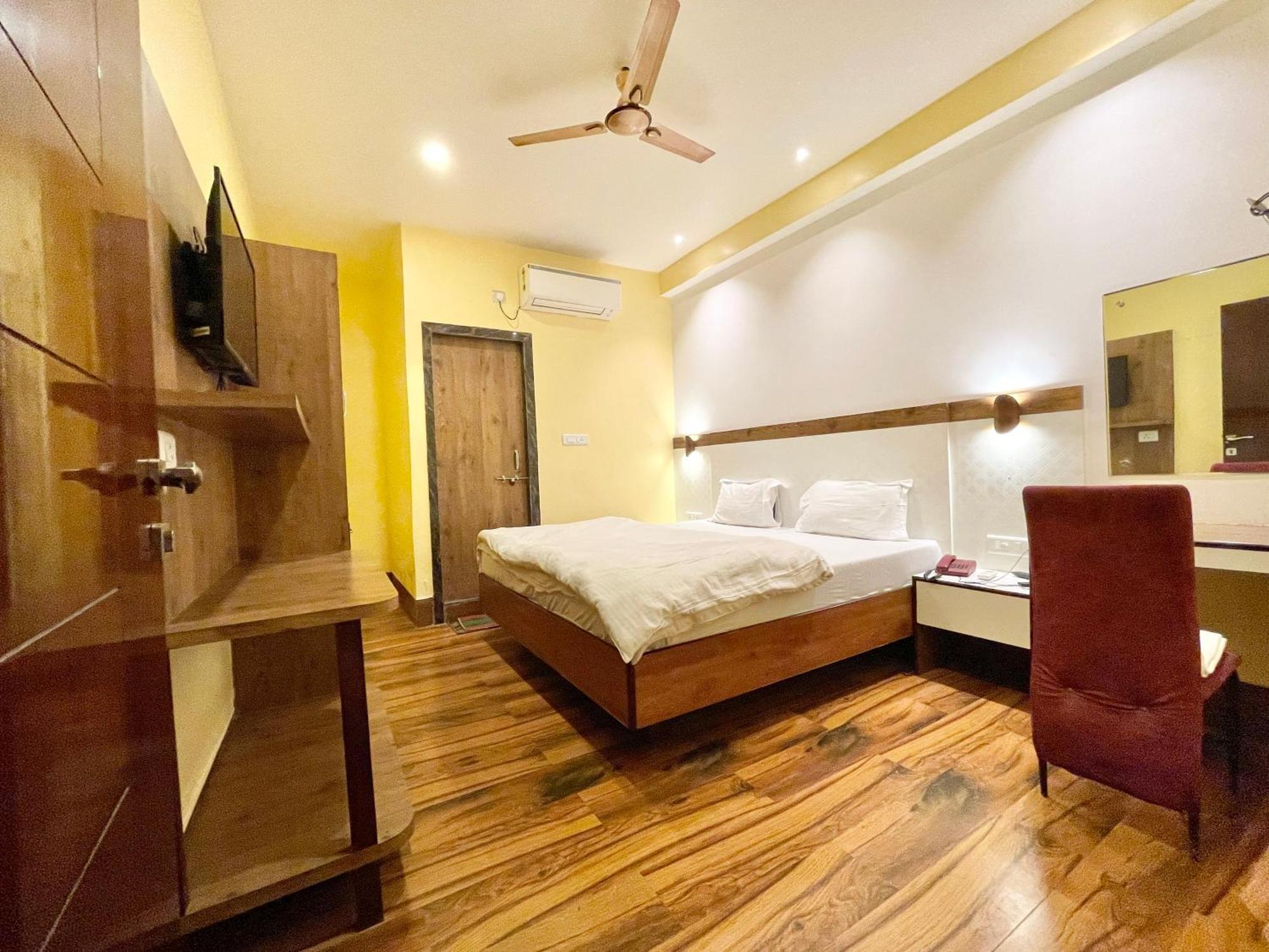 Hotel Shivam ! Varanasi होटल शिवम హోటల్ శివం ஹோட்டல் சிவம் Foreigner'S Choice ! Fully Air-Conditioned Hotel With Lift & Parking Availability, Near Kashi Vishwanath Temple, And Ganga Ghat, Best Hotel In Varanasi 2 Eksteriør billede