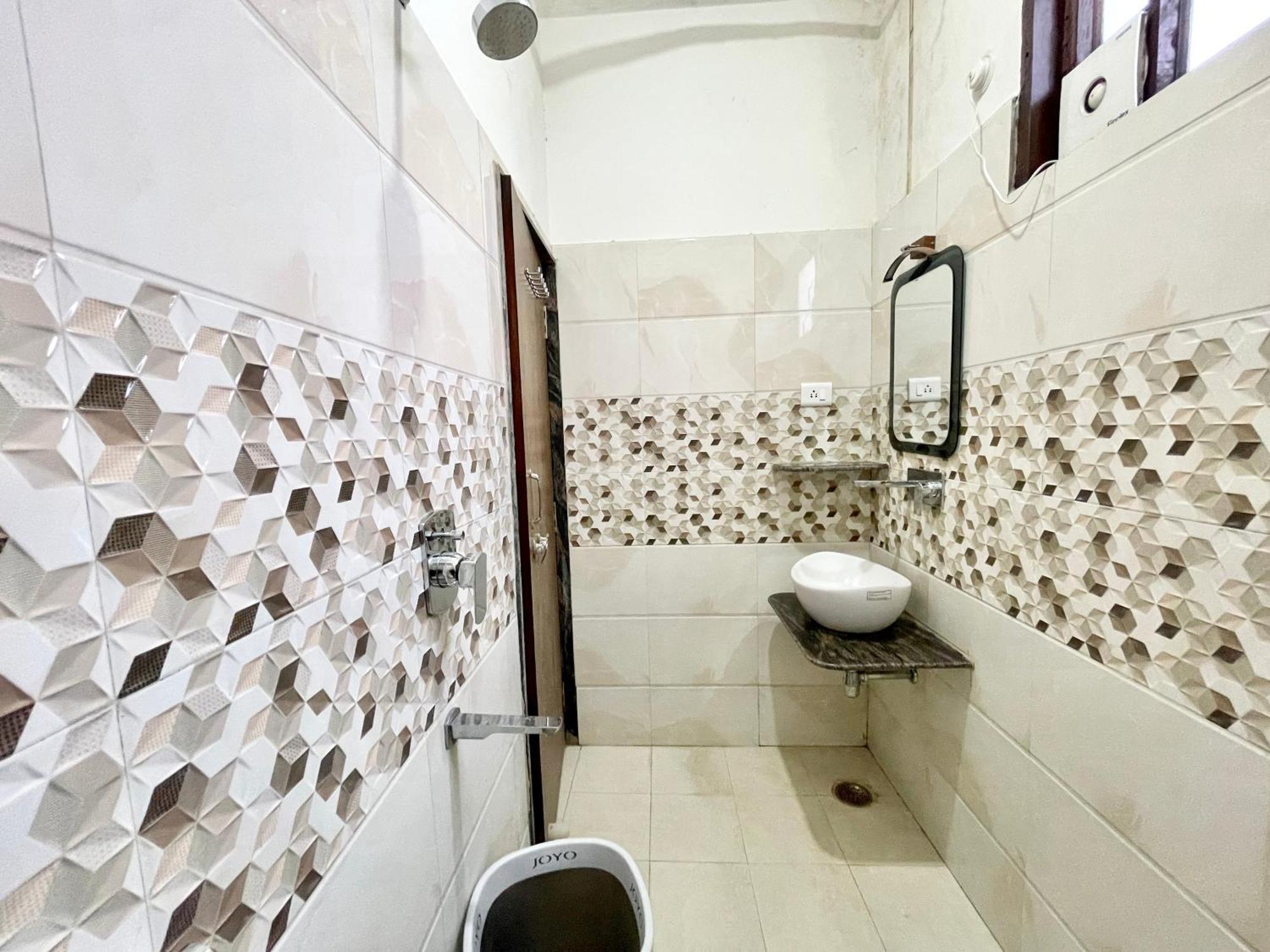 Hotel Shivam ! Varanasi होटल शिवम హోటల్ శివం ஹோட்டல் சிவம் Foreigner'S Choice ! Fully Air-Conditioned Hotel With Lift & Parking Availability, Near Kashi Vishwanath Temple, And Ganga Ghat, Best Hotel In Varanasi 2 Eksteriør billede